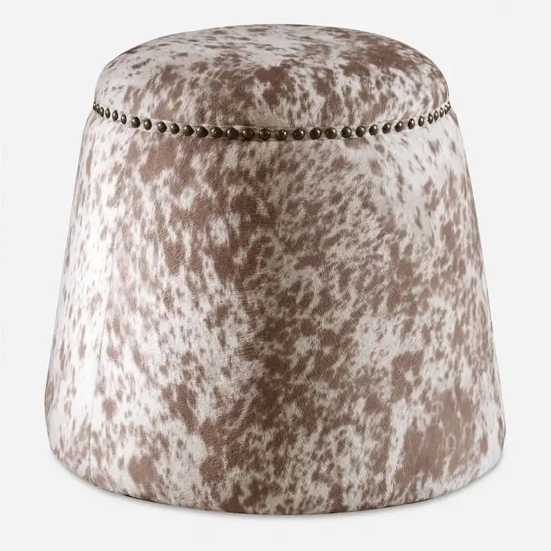 Pouf ottoman en cuir de vache avec clous décoratifs