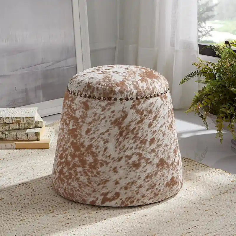 Pouf ottoman en cuir de vache avec clous décoratifs